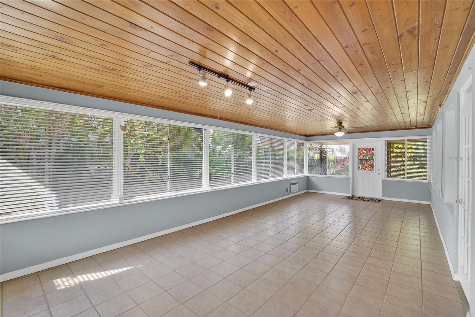 SUNSET PARK - Residential Lease