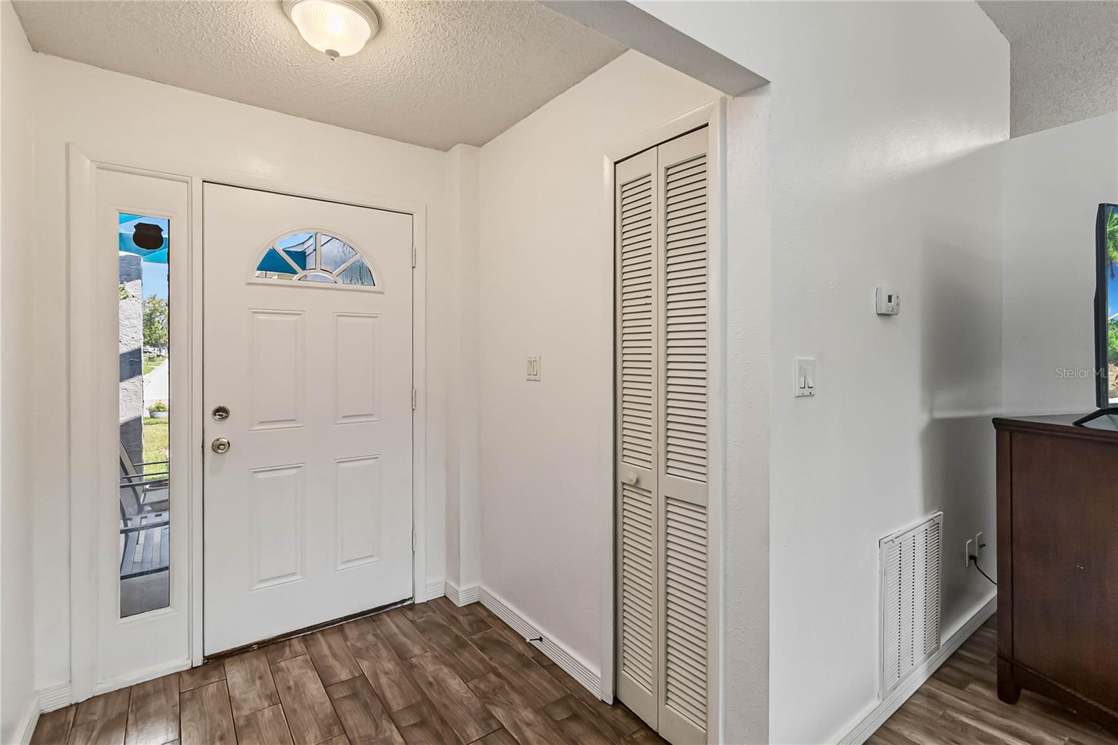 2542 CAMPHORWOOD CIRCLE