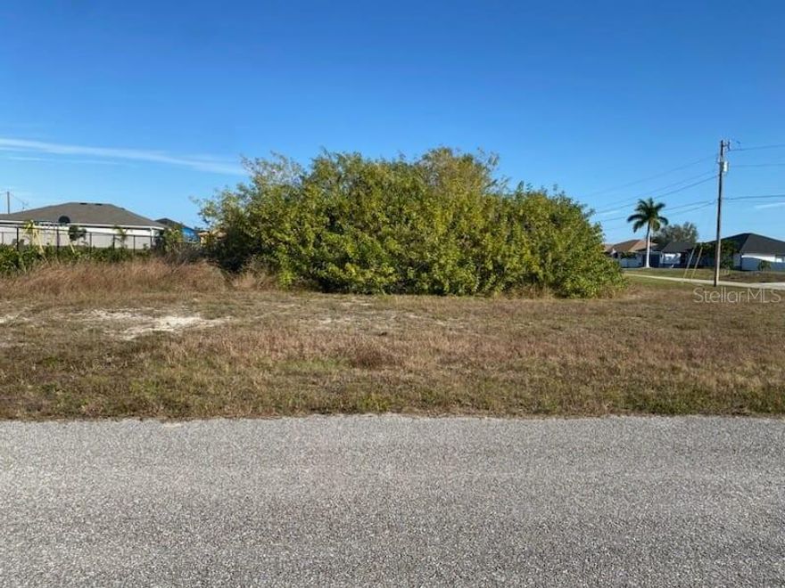 If you are looking to own a piece of paradise in Florida, you don't have to look any further! This is a great córner lot with plenty of space for a swimming pool in a great neighborhood of Cape Coral with beautiful homes, close to Fort Myers and Gulf coast beaches.