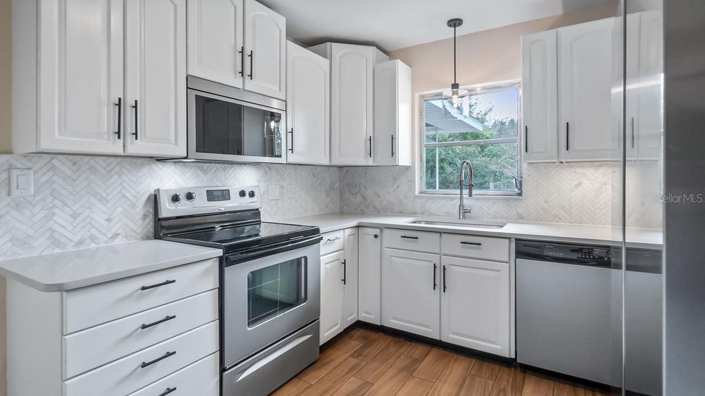 Photo of 107 E Magnolia Avenue, Howey In The Hills, FL 34737 (MLS # G5108555)