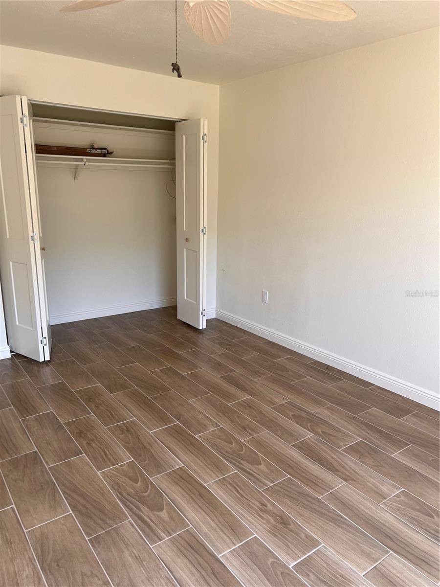 LAKE OVERLOOK APTS - Residential