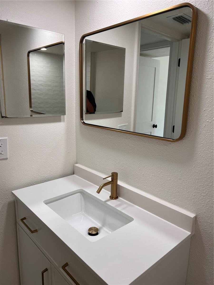LAKE OVERLOOK APTS - Residential