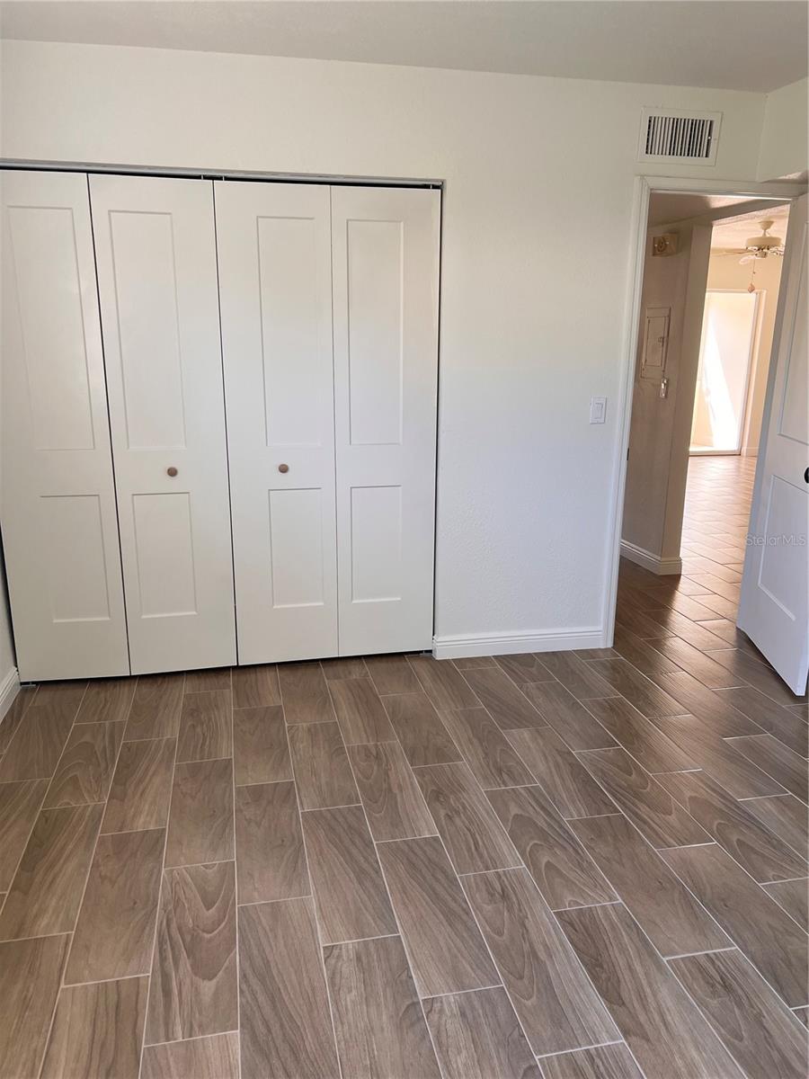 LAKE OVERLOOK APTS - Residential