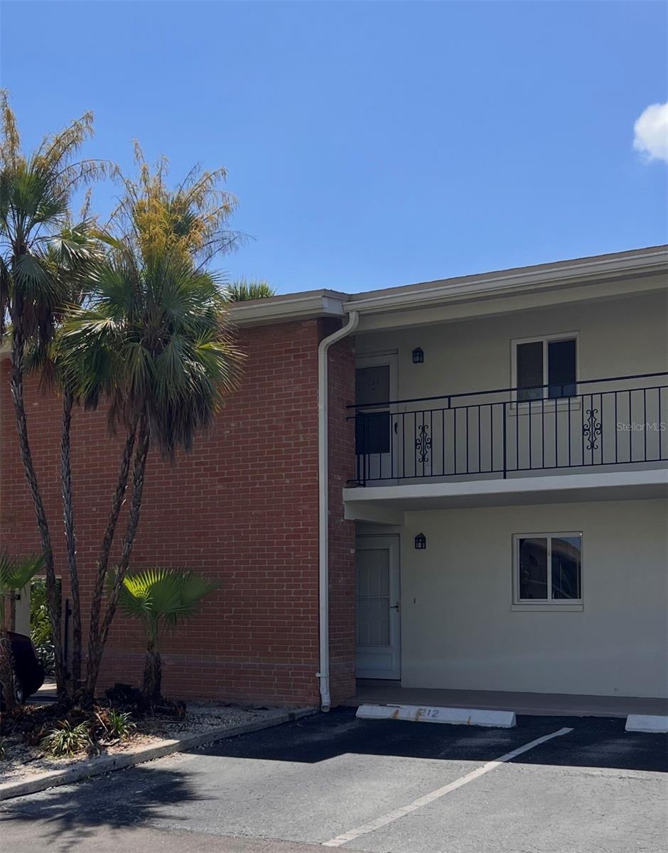 LAKE OVERLOOK APTS - Residential