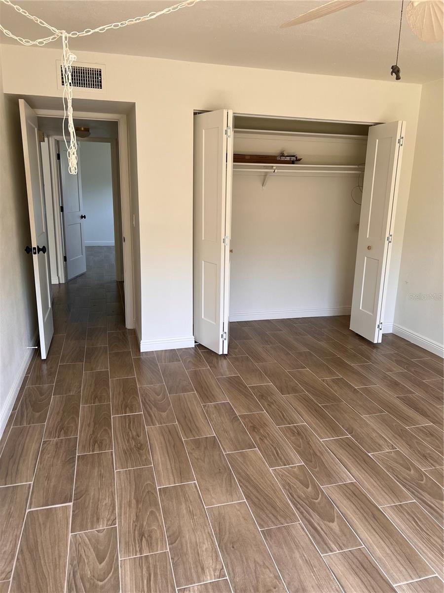 LAKE OVERLOOK APTS - Residential