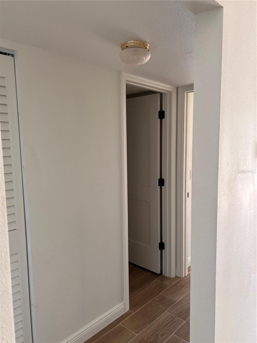 LAKE OVERLOOK APTS - Residential