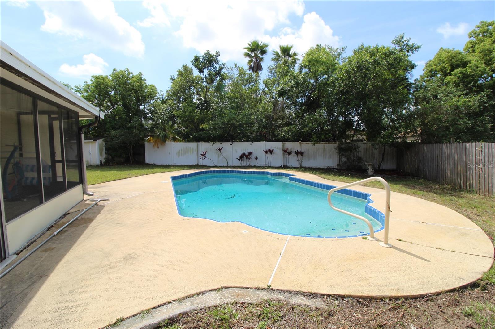 1041 MANCHESTER CIRCLE