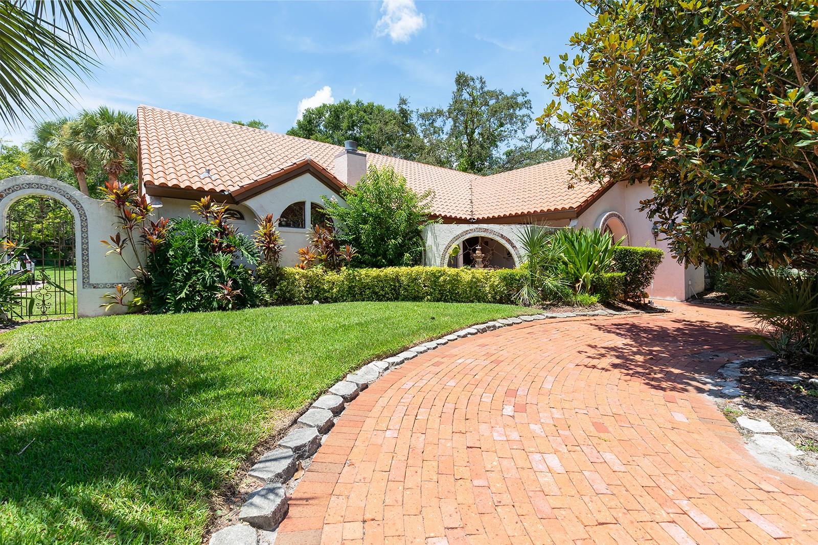 1906 MAPLE LEAF DRIVE