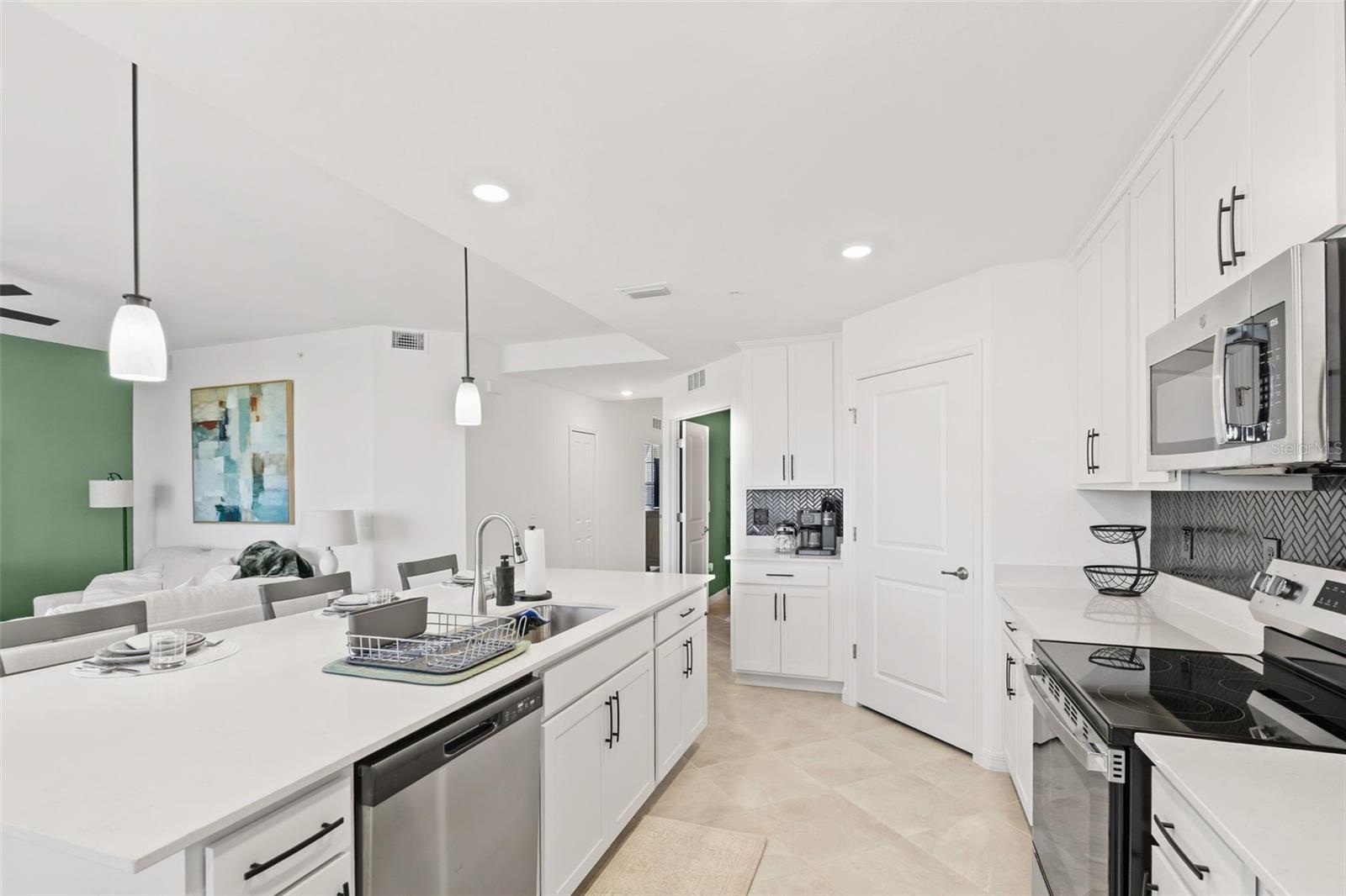 CALUSA COUNTRY CLUB - Residential Lease