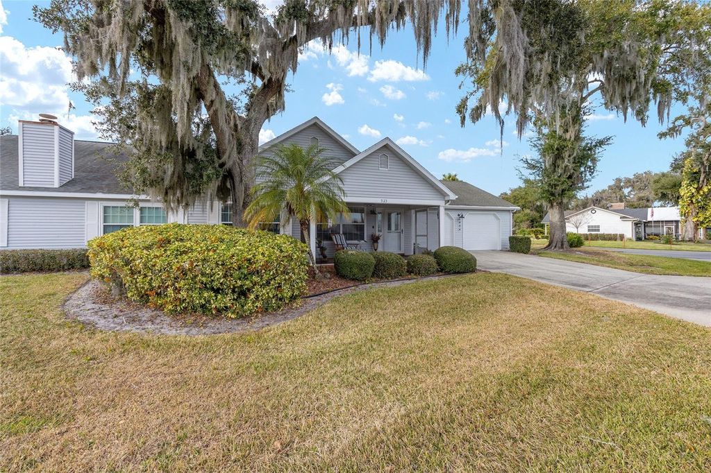 Photo of 925 Beverly Harbors Drive, Leesburg, FL 34748 (MLS # G5109633)