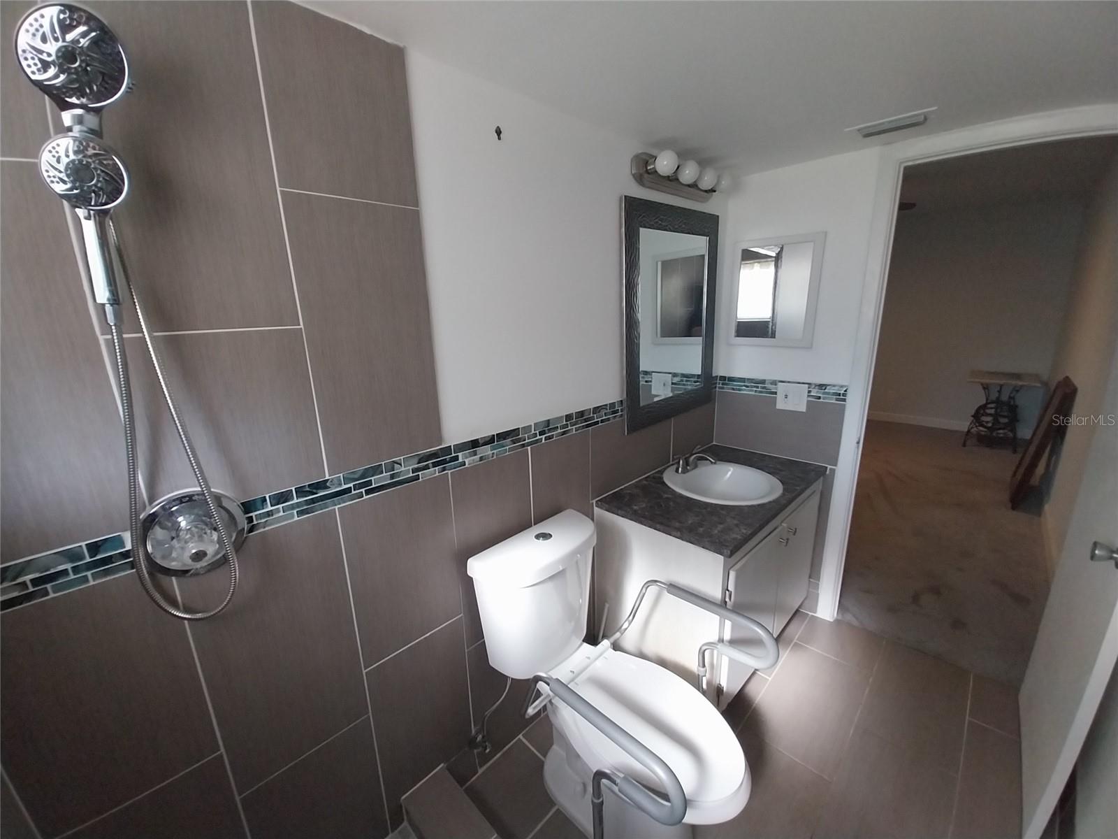 PARKWOOD CONDO - Residential