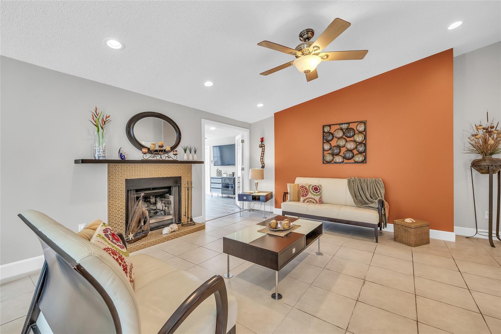 COUNTRY RUN UNIT 1 - Residential