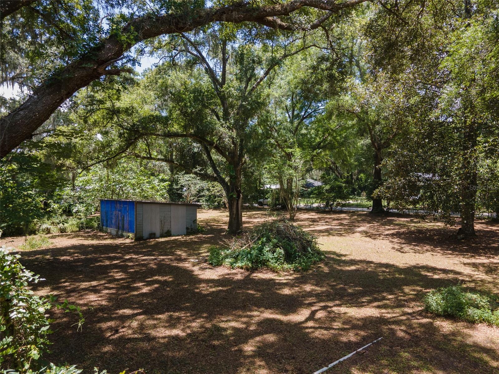 MCNEIL GARDENS - Land