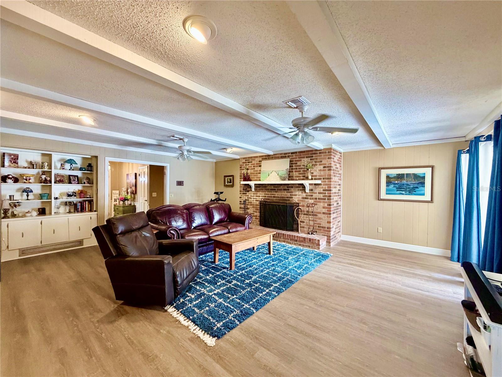 320 WHITE OAK CIRCLE