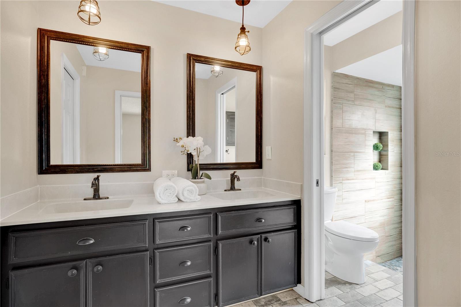 NORTHRIDGE - Residential