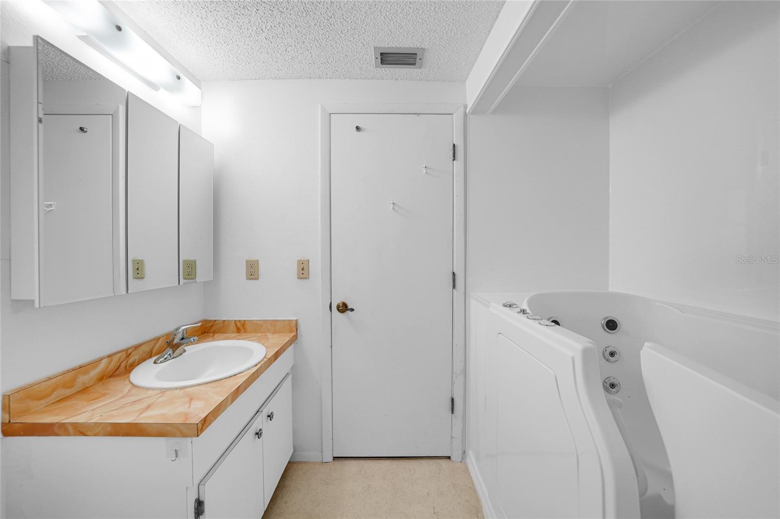 1004 - SOUTH VENICE UNIT 18 - Residential