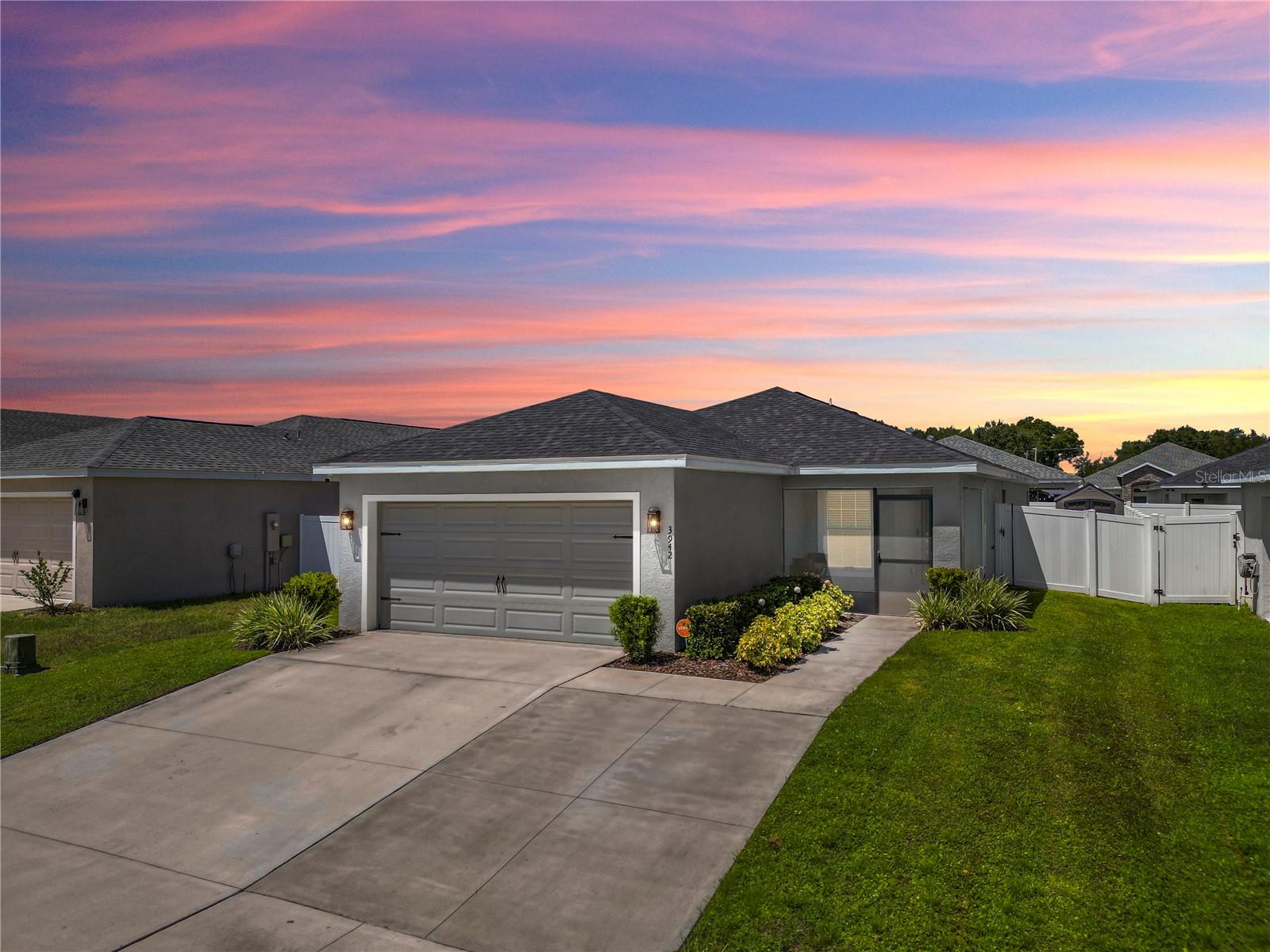Perfect for first-time homeowners or anyone looking to downsize, this **beautifully maintained 3-bedroom, 2-bathroom home** offers comfort, convenience, and style in one package.
Step inside to a **bright and airy split floor plan** designed for both privacy and connection. The open layout makes entertaining easy while still providing cozy spaces to relax. With a **move-in ready interior that feels like new**, all that’s left to do is bring your personal touch.
Located in desirable **North Lakeland**, you’ll love being just minutes from shopping, restaurants, and local parks. Plus, with quick access to **I-4**, commuting to Tampa, Orlando, or anywhere in between is a breeze.
Whether you’re starting fresh or simplifying your lifestyle, this home is the perfect fit. Don’t miss your chance to make it yours!