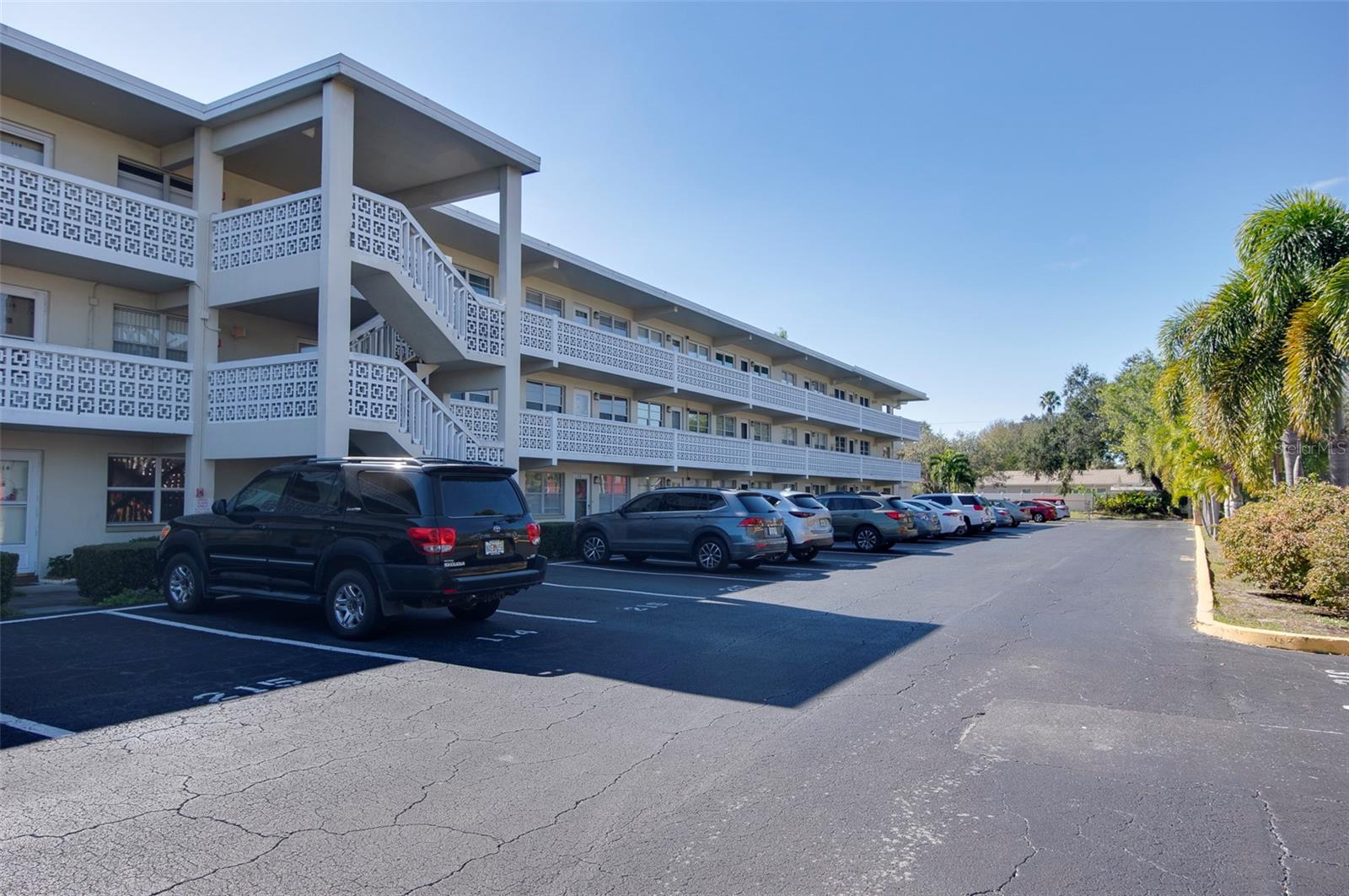 GATEWAY SQUARE APTS - Residential