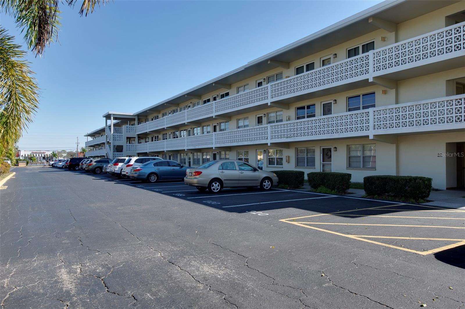 GATEWAY SQUARE APTS - Residential