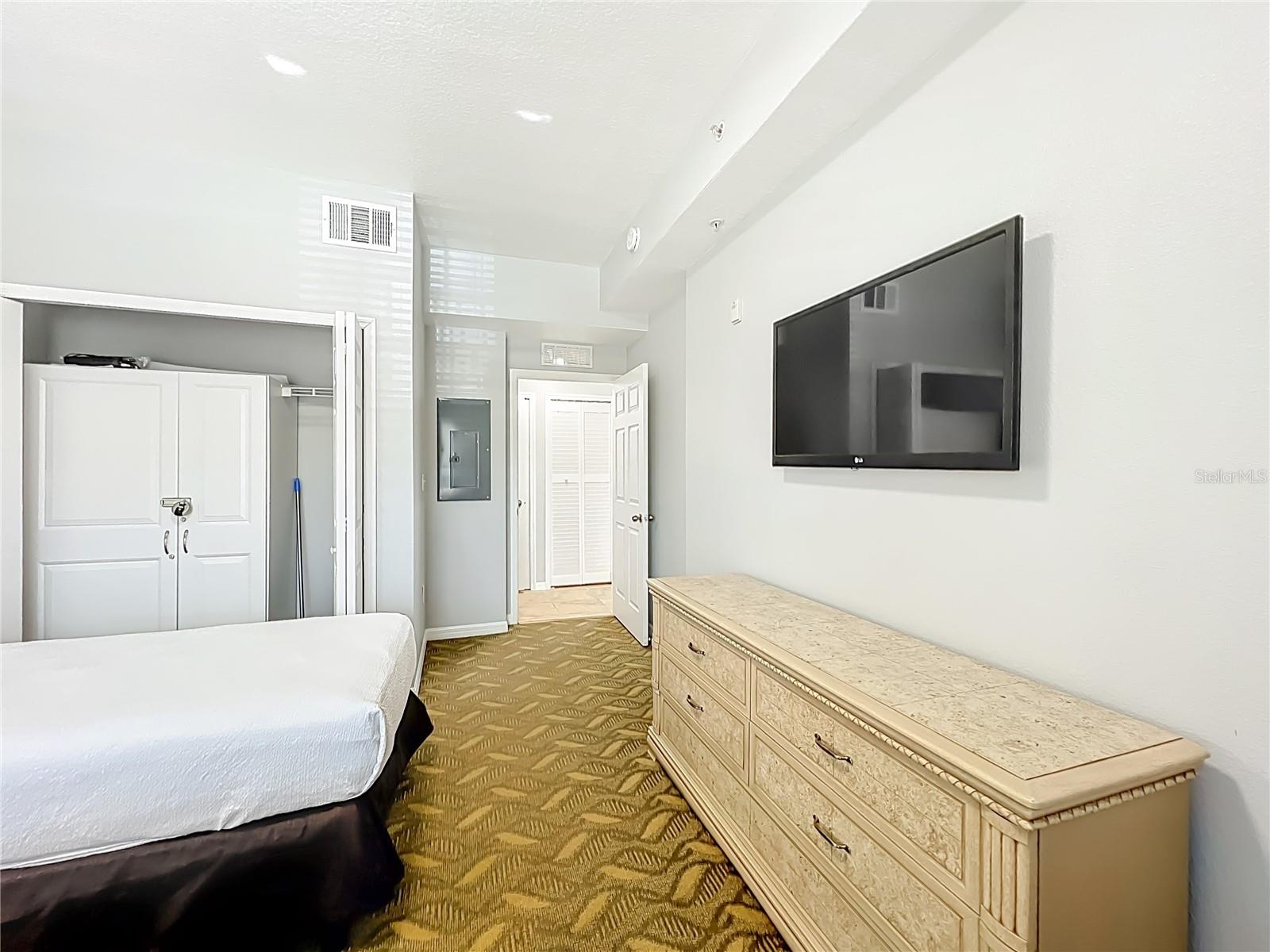 WORLDQUEST RESIDENCE - Residential