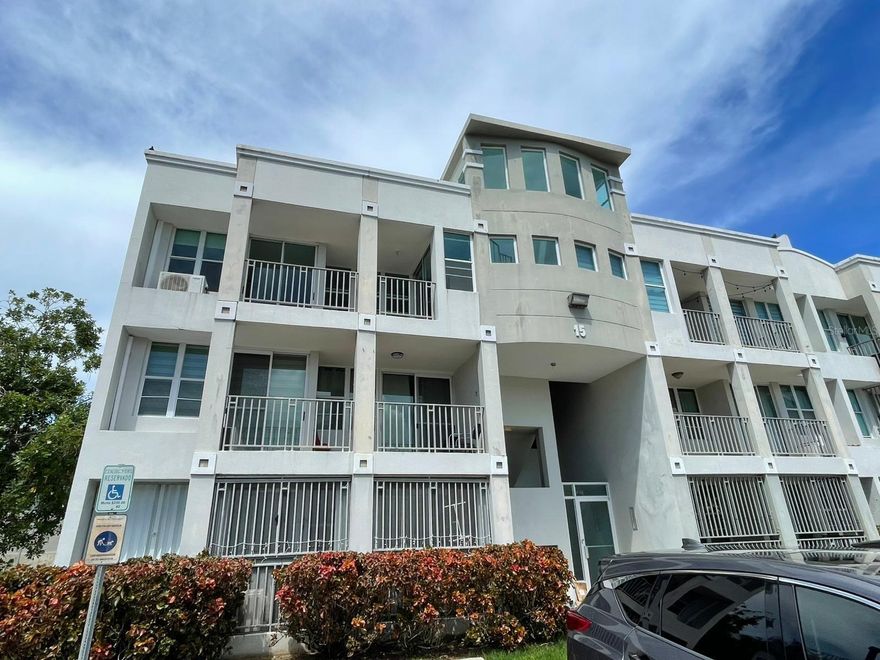 Spacious apartment that combines comfort, convenience, and an excellent location.
The property features three bedrooms, two full bathrooms, a living room, dining area, kitchen, and a terrace that provides an ideal setting for relaxation or entertaining. The balcony, accessible from the master bedroom and the living room, adds space and natural light. The rent includes all appliances and two assigned parking spaces. Among its amenities, the complex offers a swimming pool, gym, recreational areas, and a dog park—perfect for enjoying time with family and pets. An ideal option for those seeking a high quality of life in a safe, modern, and well-located environment in San Juan.