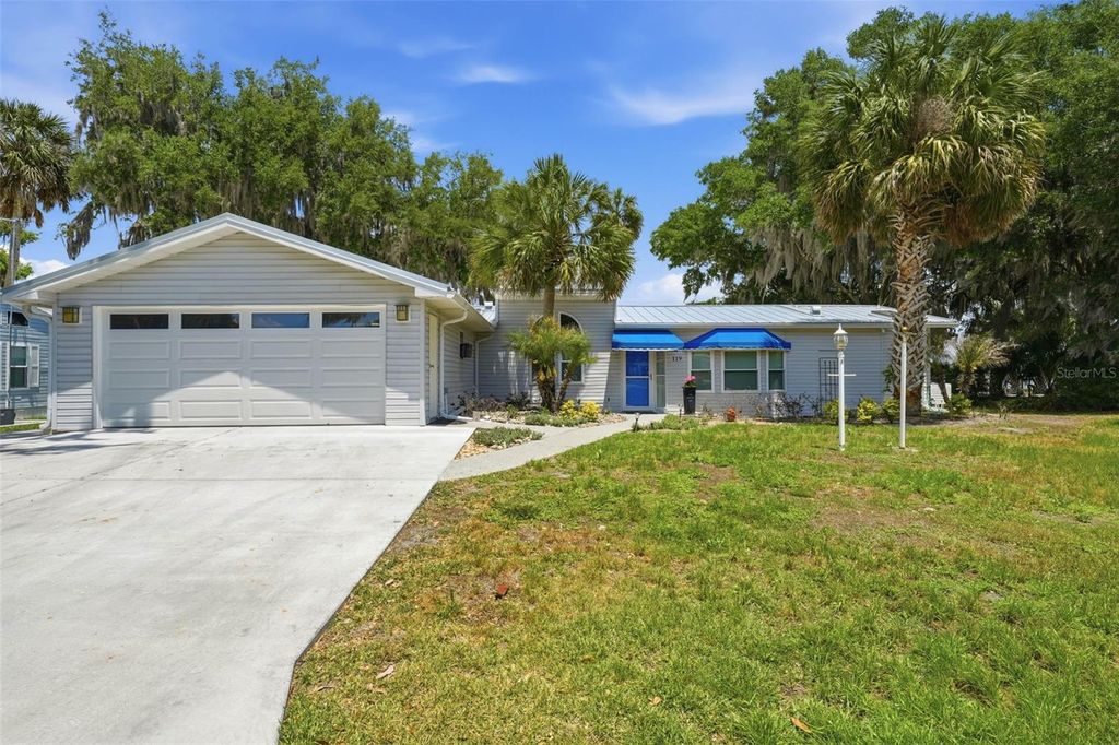 Photo of 119 Lake Shore Circle, Leesburg, FL 34788 (MLS # G5111919)