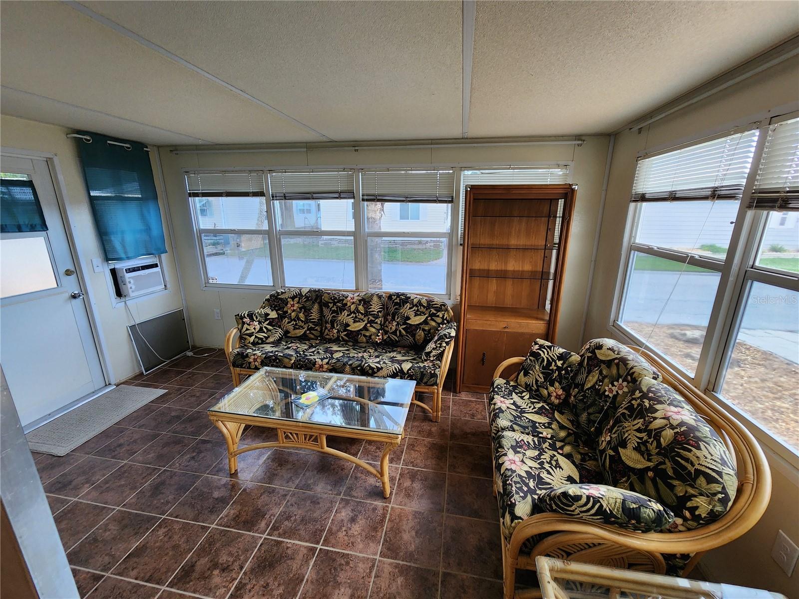 PALM LAKE ESTATES - Residential