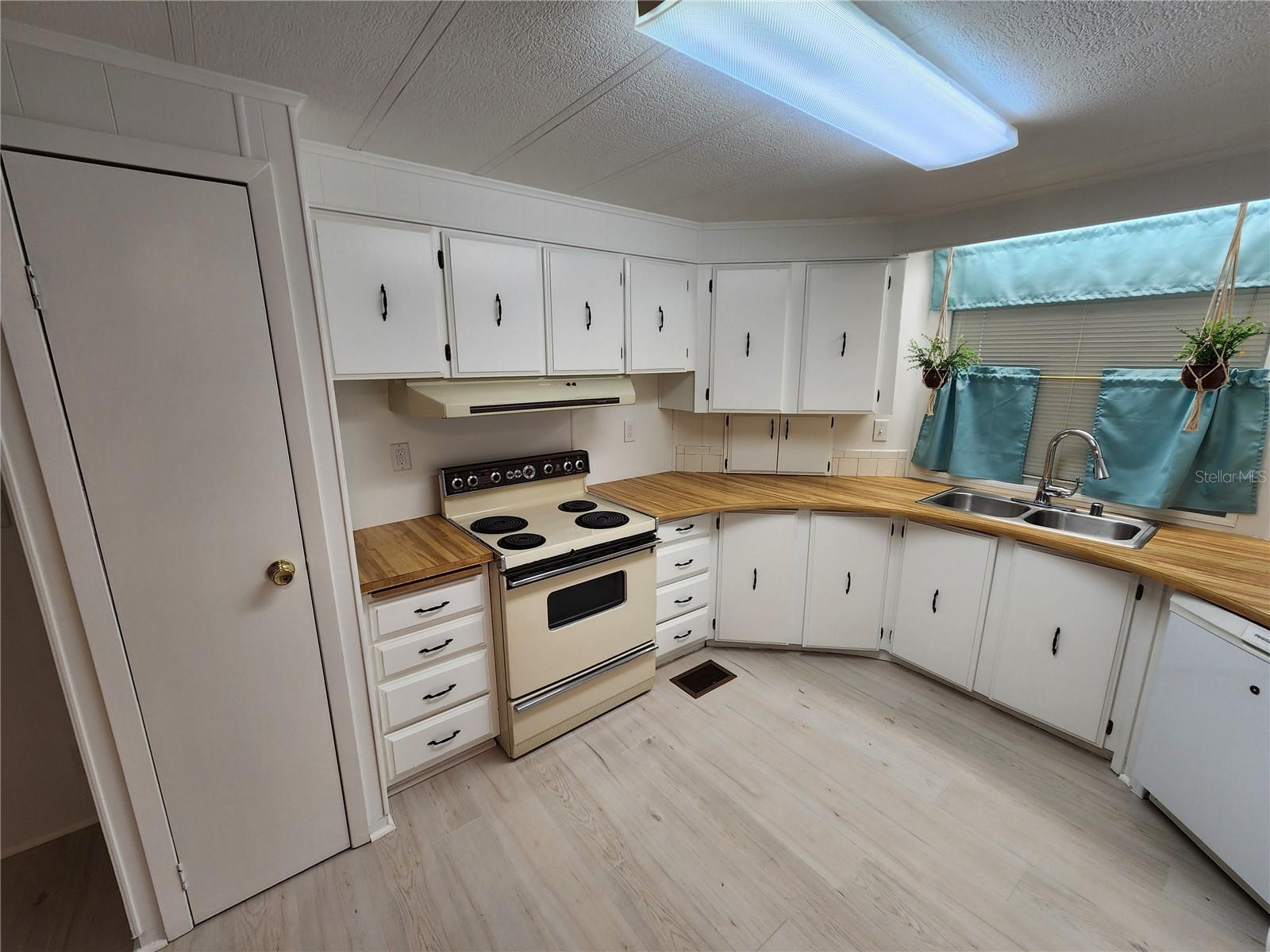 PALM LAKE ESTATES - Residential