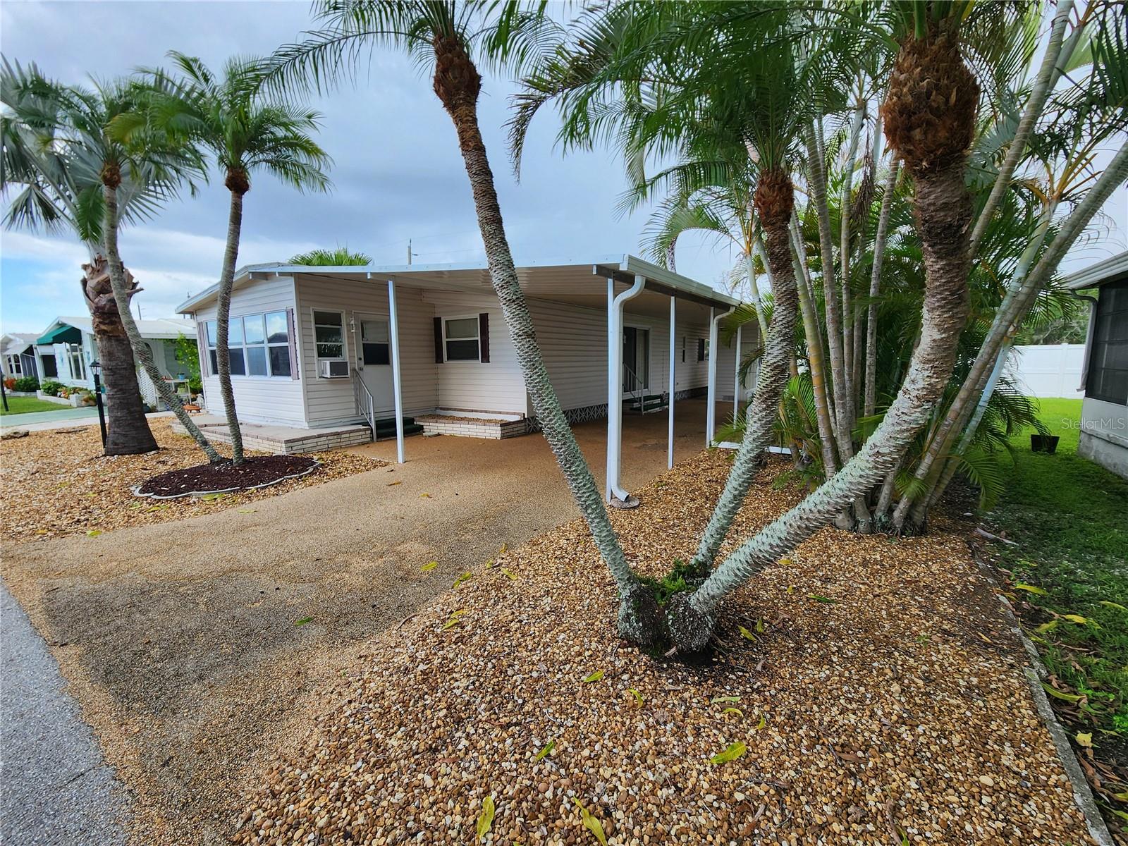 PALM LAKE ESTATES - Residential