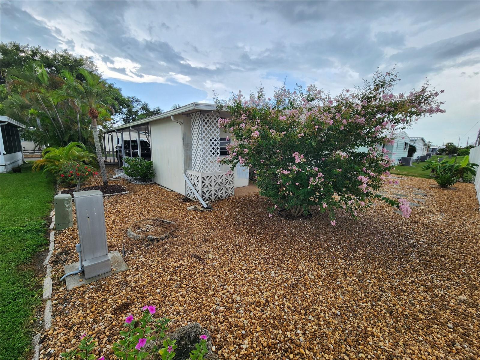 PALM LAKE ESTATES - Residential