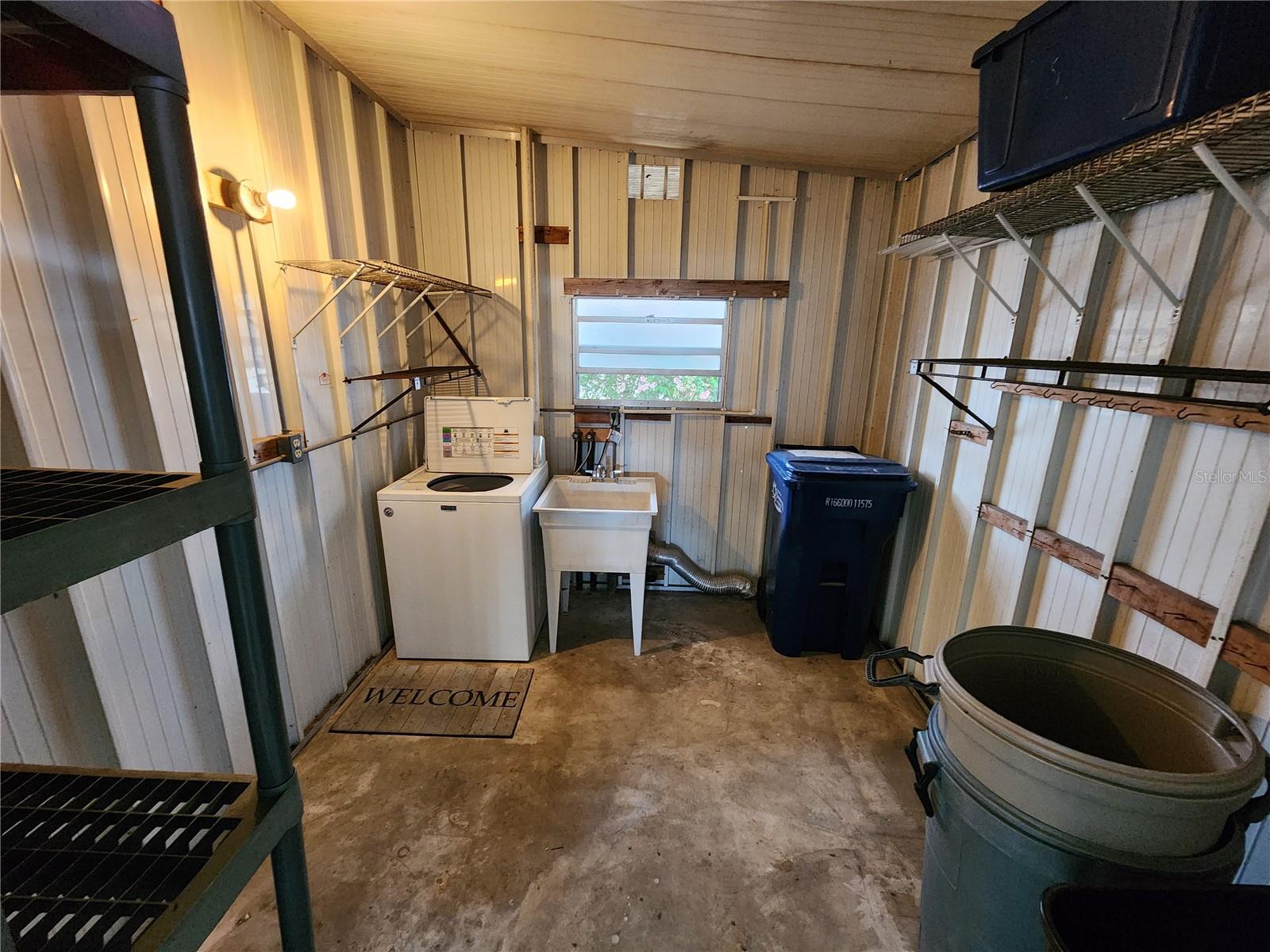 PALM LAKE ESTATES - Residential