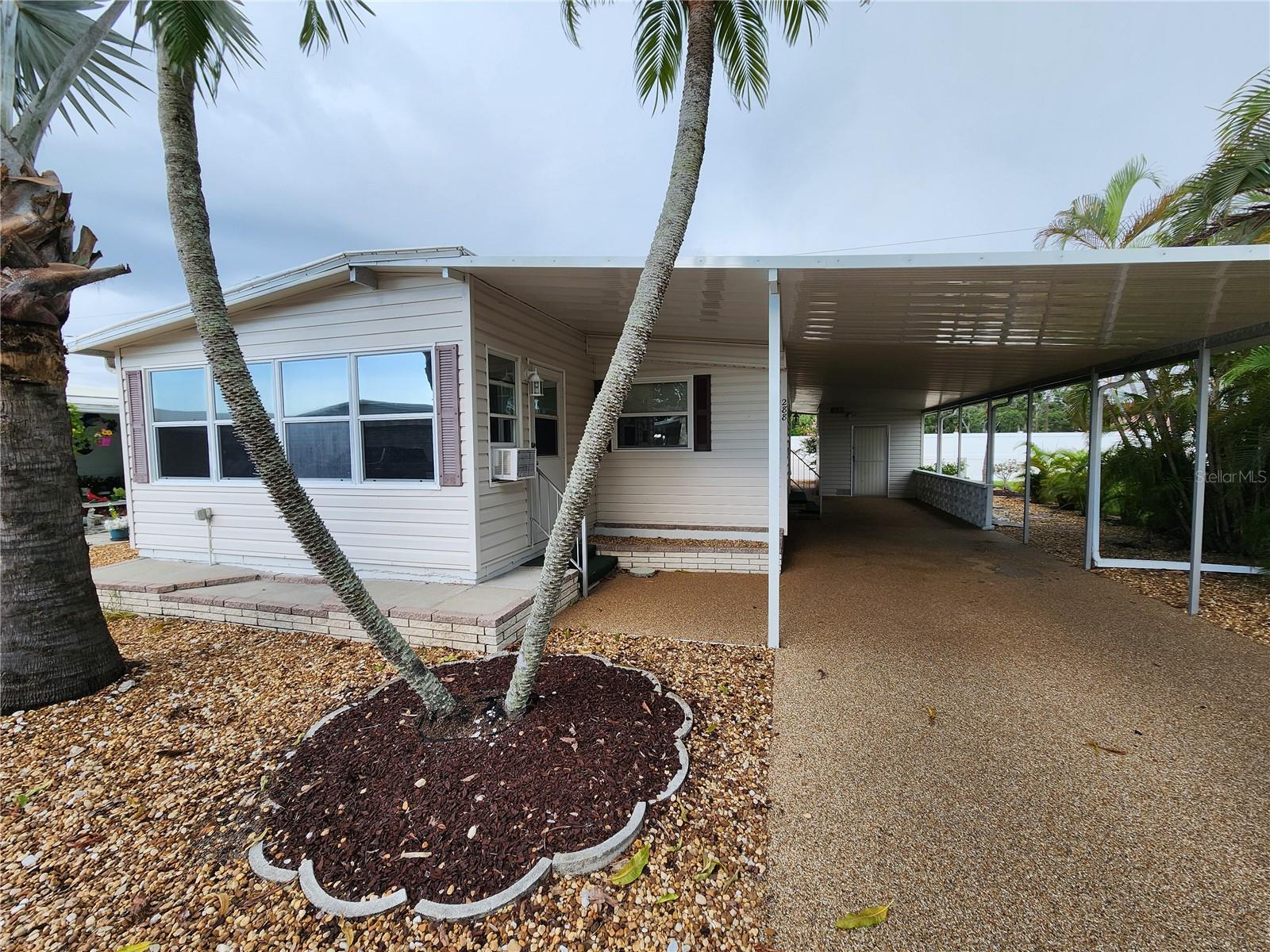 PALM LAKE ESTATES - Residential