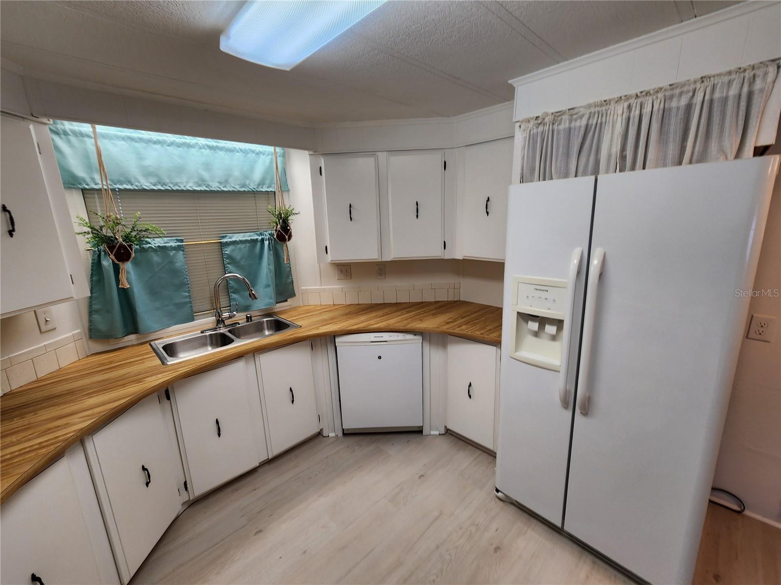 PALM LAKE ESTATES - Residential