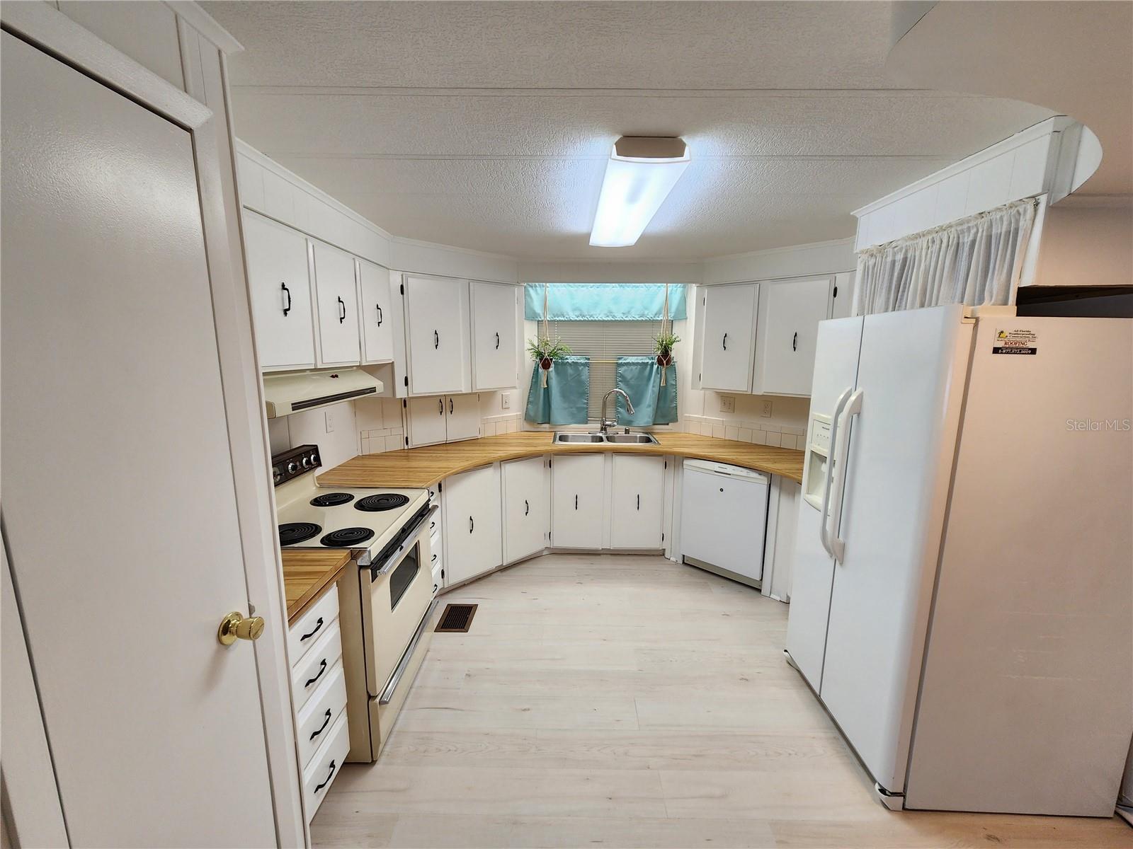 PALM LAKE ESTATES - Residential