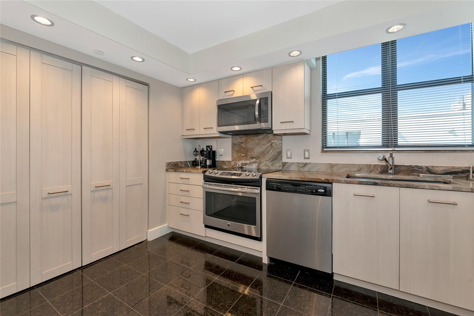 LAWRENCE POINTE I - Residential Lease