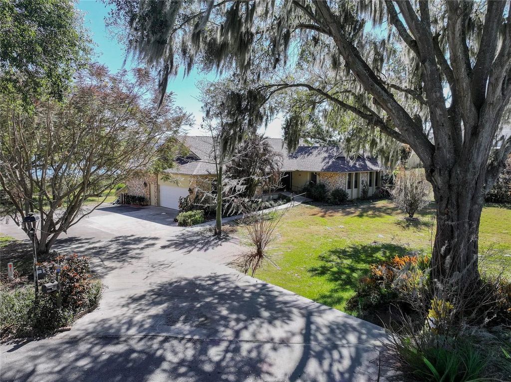 Photo of 13 Hermosa Drive, Eustis, FL 32726 (MLS # G5107869)