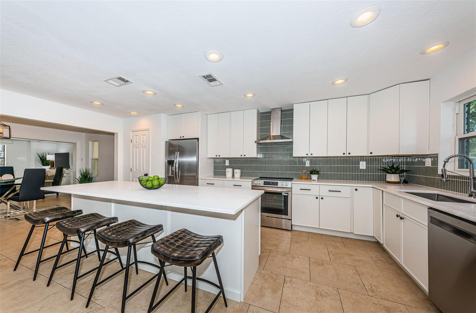 MANHATTAN MANOR 3 - Residential Lease