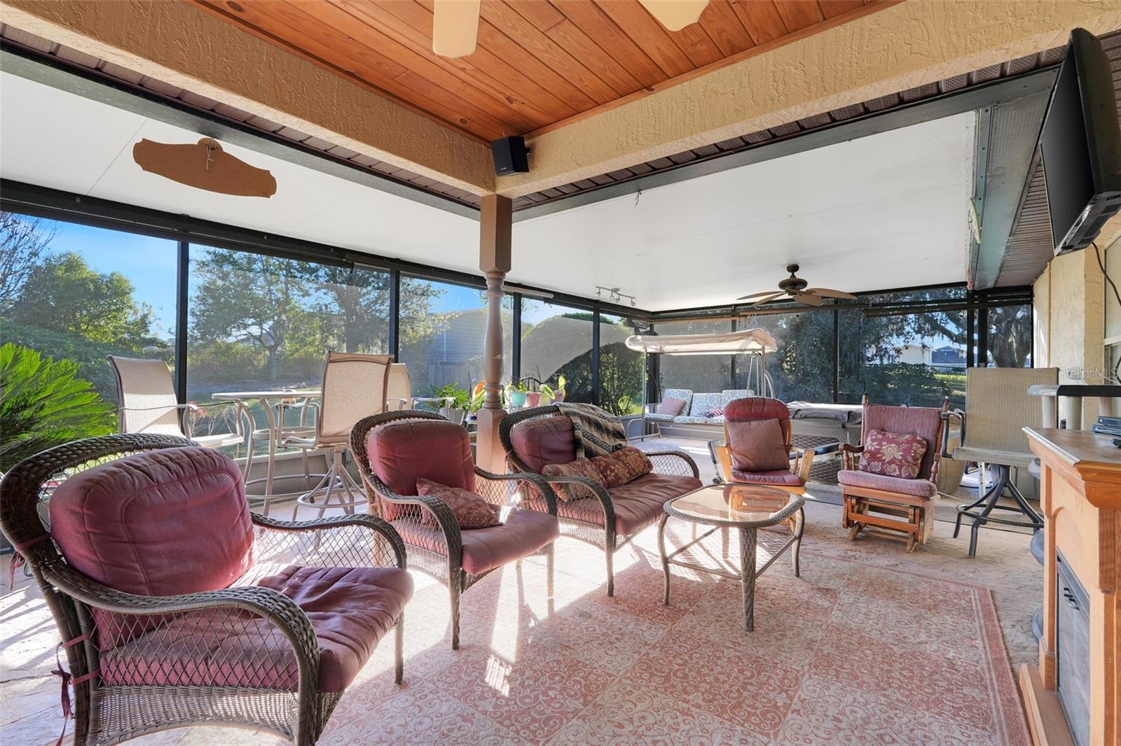 LA CASA MANOR - Residential