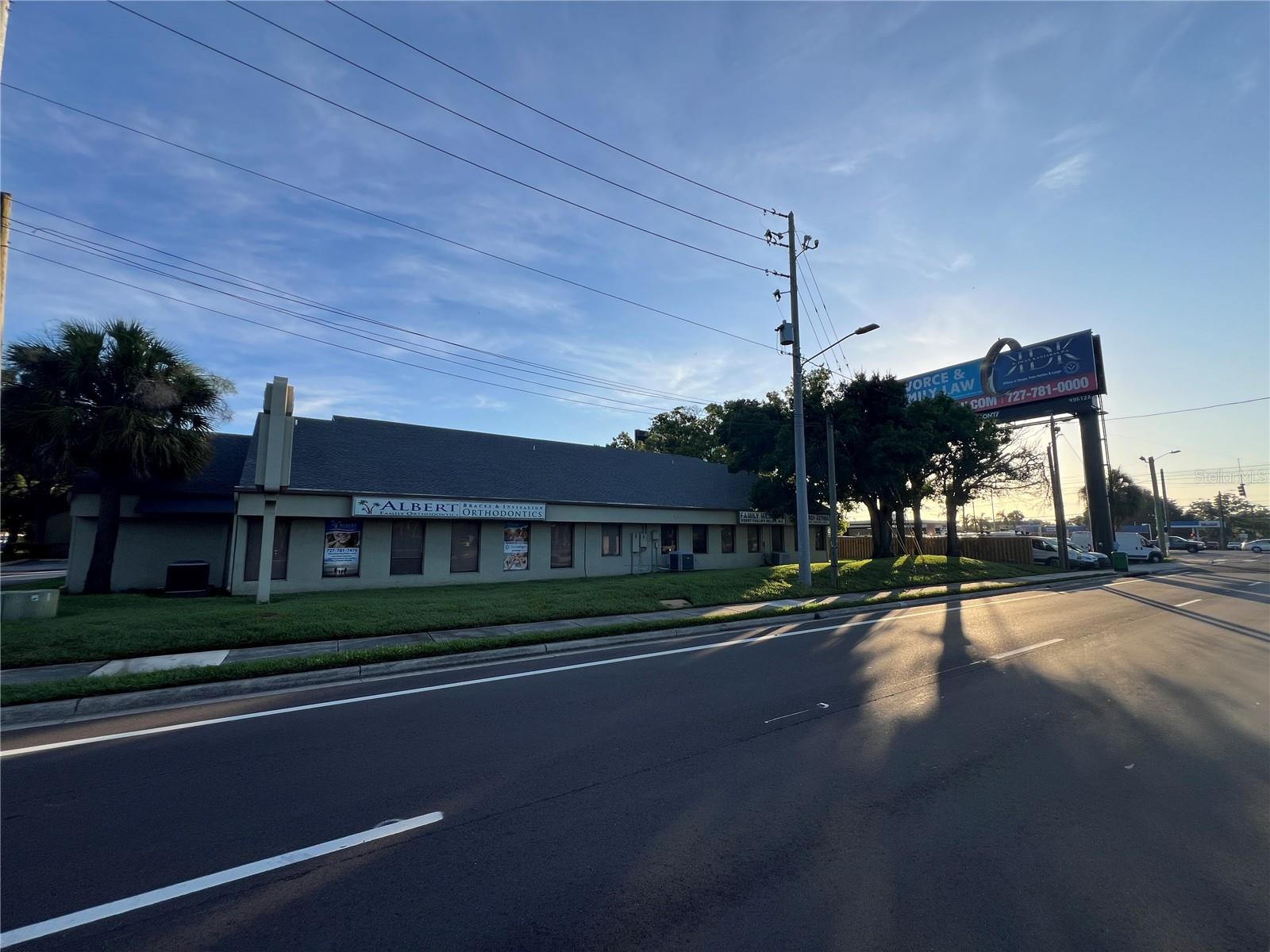 PALM LAKE SQUARE - Commercial Lease