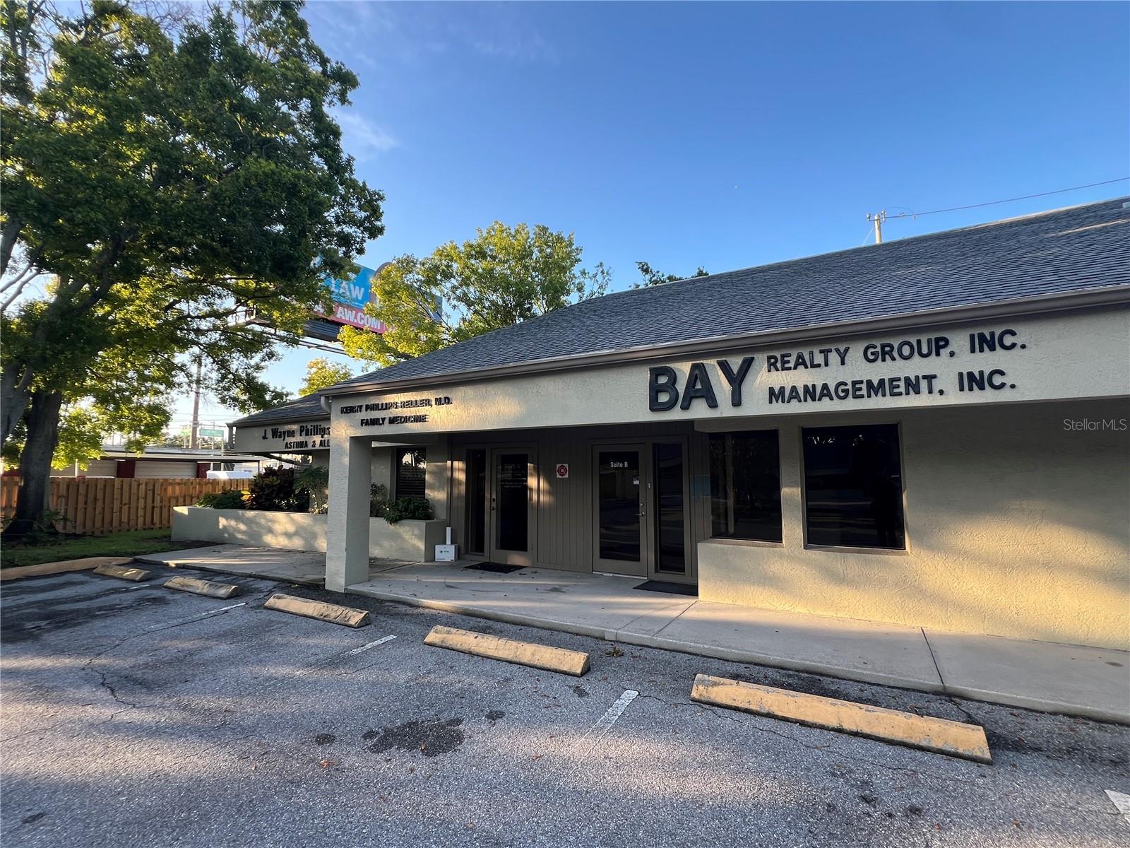 PALM LAKE SQUARE - Commercial Lease