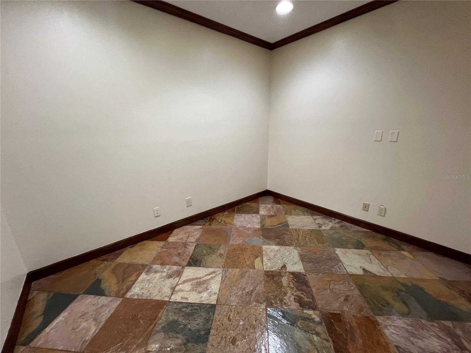 PALM LAKE SQUARE - Commercial Lease