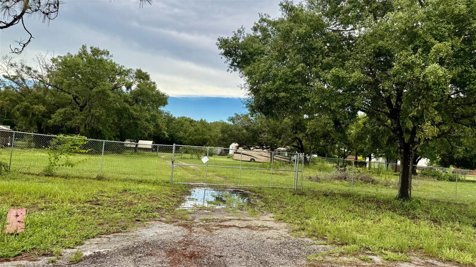 LOCATION! LOCATION! LOCATION! 4.95 ACRES!!! , especially for developers... I present this property in Saint Cloud, excellent for you to build the project you've always wanted, surrounded by nature, just minutes from major highways! See it and let's negotiate, motivated seller.