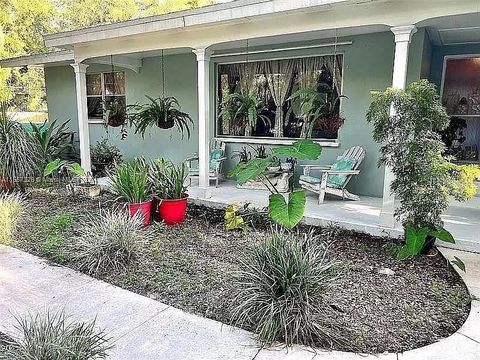 A home in FORT PIERCE