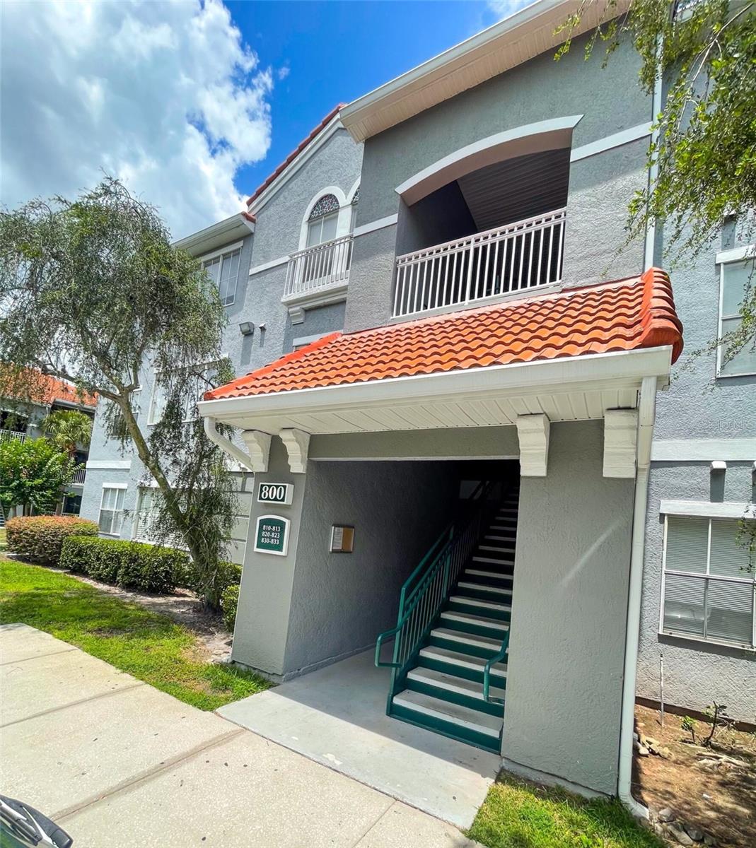 Welcome to this bright and spacious 2nd-floor, 3-bedroom, 2-bath townhome featuring a large screened lanai with serene views of the tennis courts and lush trees. Enjoy resort-style living in a gated community with outstanding amenities, including a fitness center, pool, clubhouse, playground, tennis and volleyball courts, bike storage, and a convenient car wash area.
The open-concept kitchen flows seamlessly into the dining and living areas and is fully equipped with stainless steel appliances. The split floor plan offers privacy and space, with large bedrooms including a primary suite with a walk-in closet, additional secondary closet, and a private bath with a relaxing garden tub. A washer and dryer are included for your convenience.
Plenty of parking is available, and pets are welcome with approval (no commercial vehicles allowed). Ideally located with easy access to I-75, offices at Highwoods Preserve, USF, Wiregrass, premium outlet shopping, entertainment, and dining. This townhome is ready for an easy move-in—don’t miss the opportunity to make it yours! AVAILABLE NOW!
