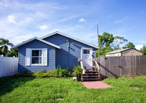 Photo of 2933 56th Avenue N, St Petersburg, FL 33714 (MLS # TB8429062)