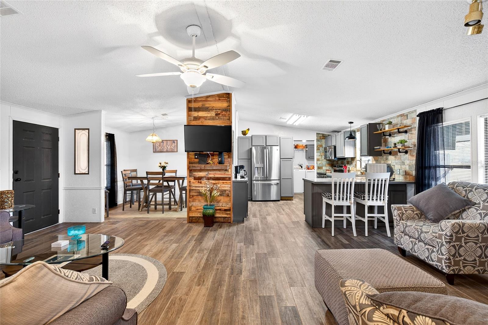 LAKE LYNNE - Residential