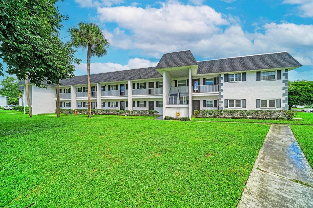 Photo of 303 47th Avenue Drive W #157, Bradenton, FL 34207 (MLS # A4706750)