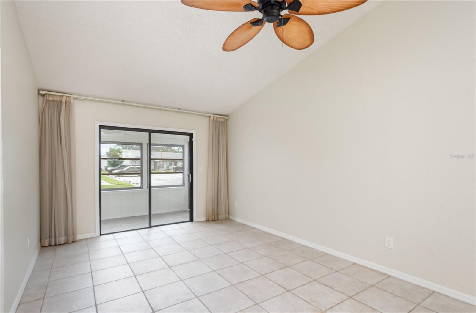 915 FAIRVILLA DRIVE