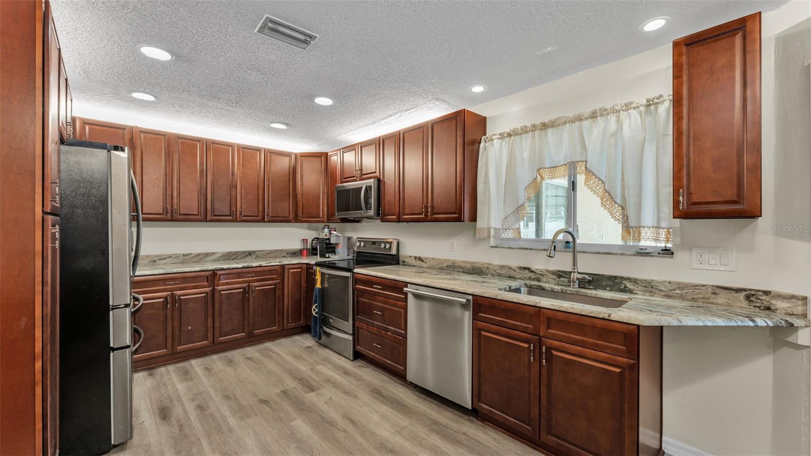 SHERWOOD LAKES - Residential