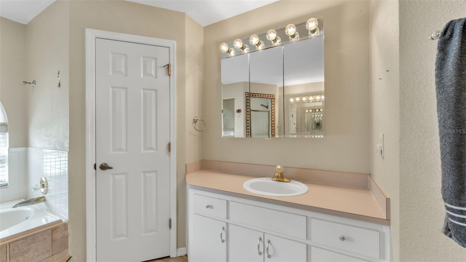 SHERWOOD LAKES - Residential